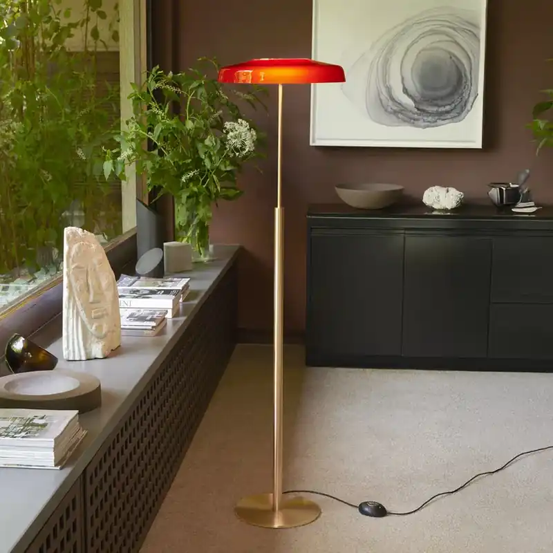 Oluce LED vloerlamp Dora, goudkleurig/rood, metaal, PMMA Laatste Kans