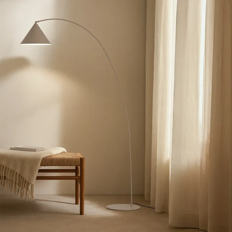 Lindby booglamp Triangolo, beige, hoogte 195 cm, metaal, E27 Op = Op