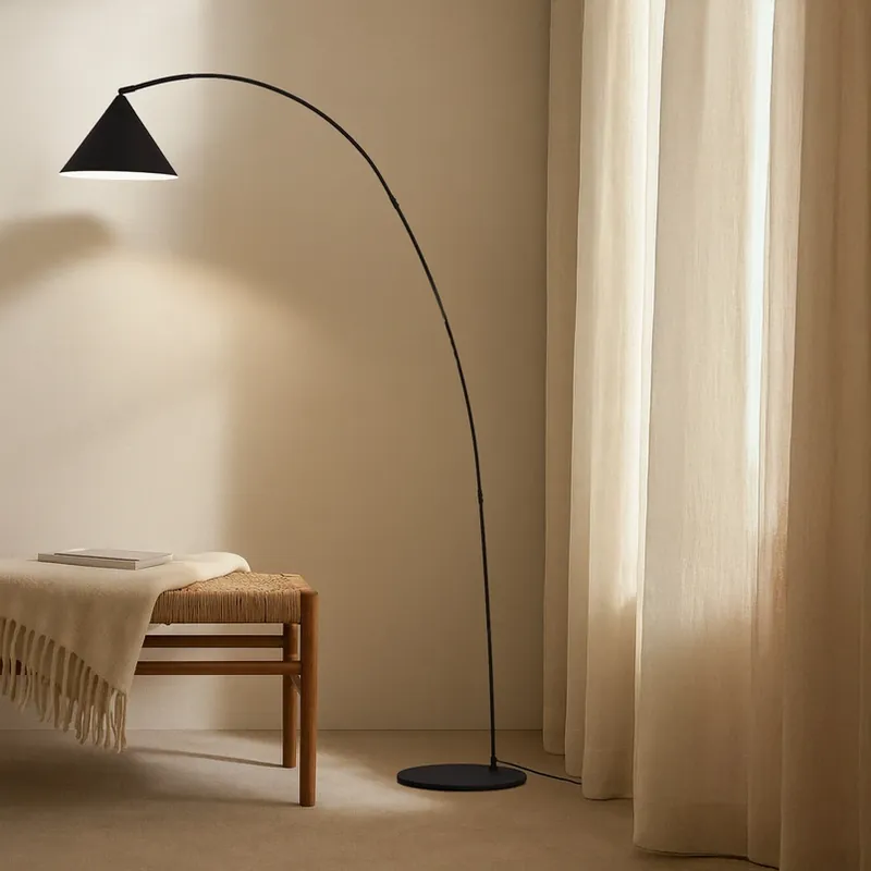 Laatste Versie Lindby booglamp Triangolo, zwart, hoogte 195 cm, metaal E27