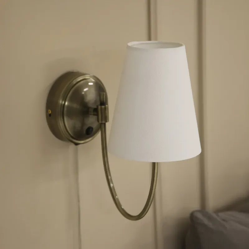 Gereduceerde Prijs Markslöjd wandlamp Amar, gebroken wit/messing, stekker, E14