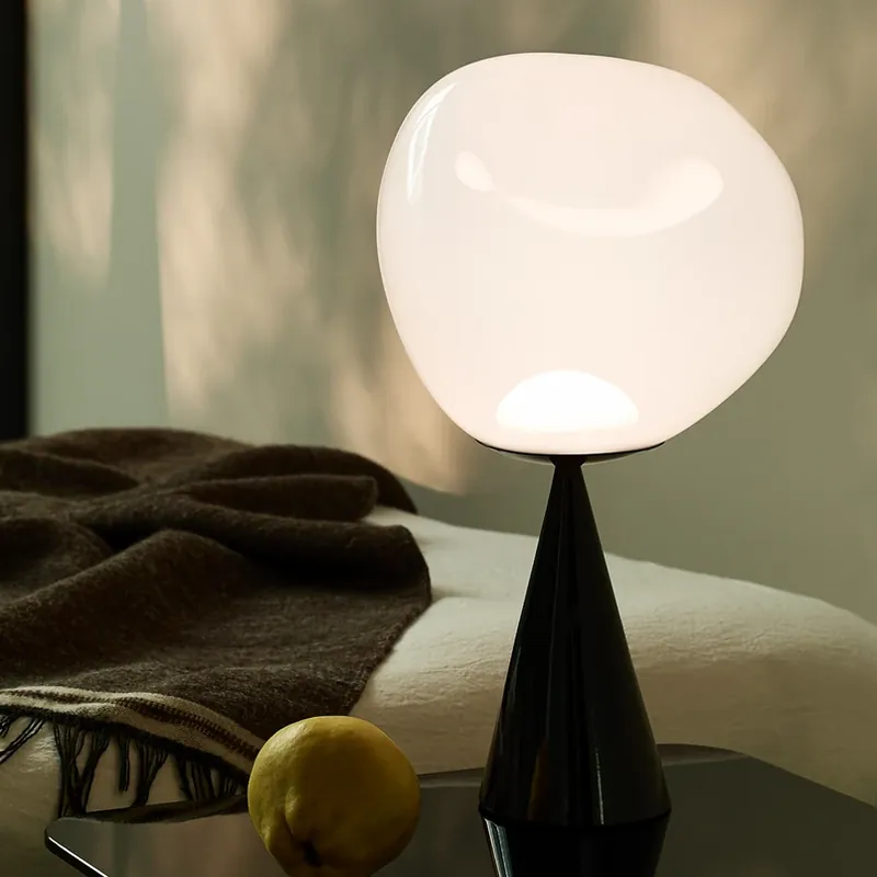 Weekendaanbieding Tom Dixon LED tafellamp Melt Cone Fat, opaal/zwart, 47 cm