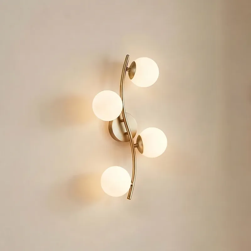 Lindby Wandlamp Josiana, opaal/messing, 48 cm, bol, glas Finale Uitverkoop