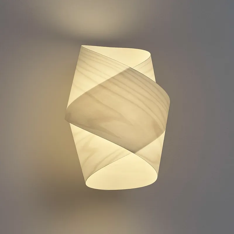 LZF wandlamp Orbit, ivoorkleurig, breedte 19 cm, hout Voordeelprijs