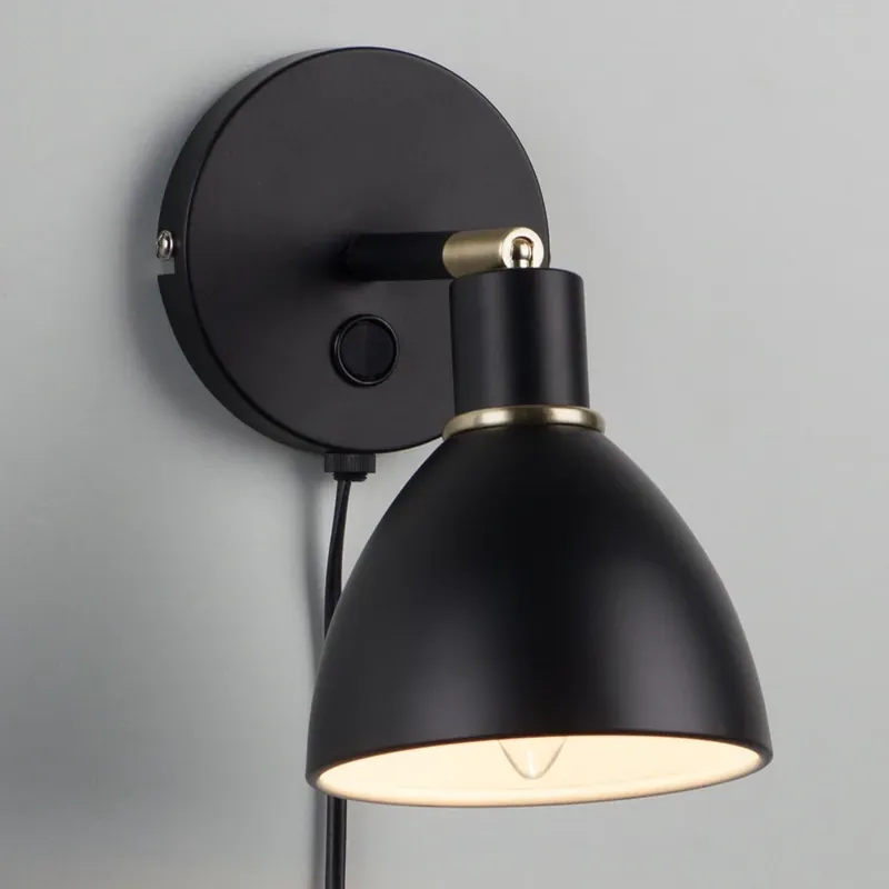 Zwarte wandlamp Ray met zwenkbare kap Direct Beschikbaar