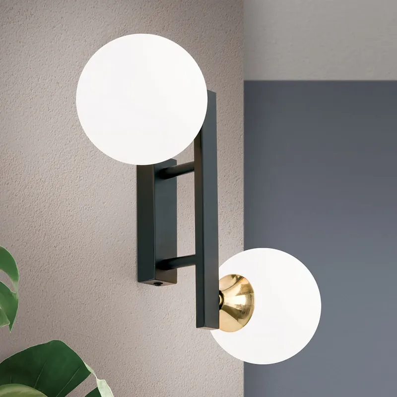 Wandlamp Snowwhite met glasbol, zwart Must-Have