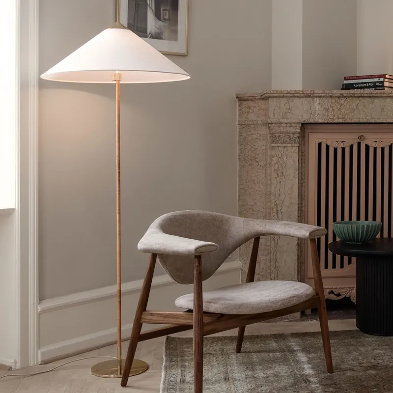 GUBI 9602 vloerlamp, messing, met canvas-kap Gecertificeerd