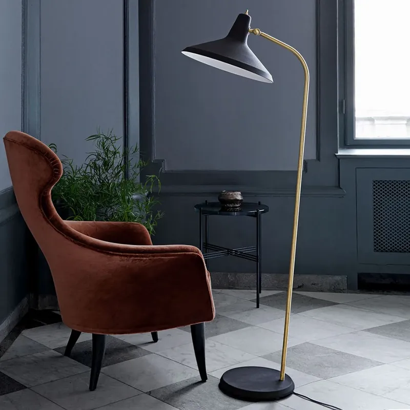 GUBI G-10 vloerlamp zwart/messing Populair