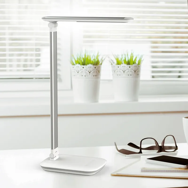 Tijdelijk Beschikbaar LED tafellamp MAULjazzy, wit, hoogte 43 cm, dimbaar USB-poort
